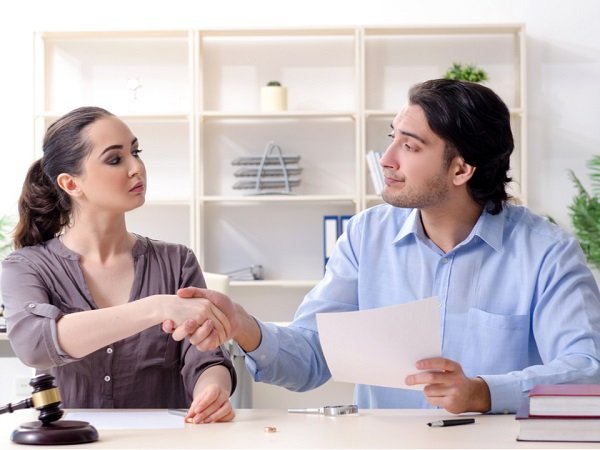 couple meeting for divorce